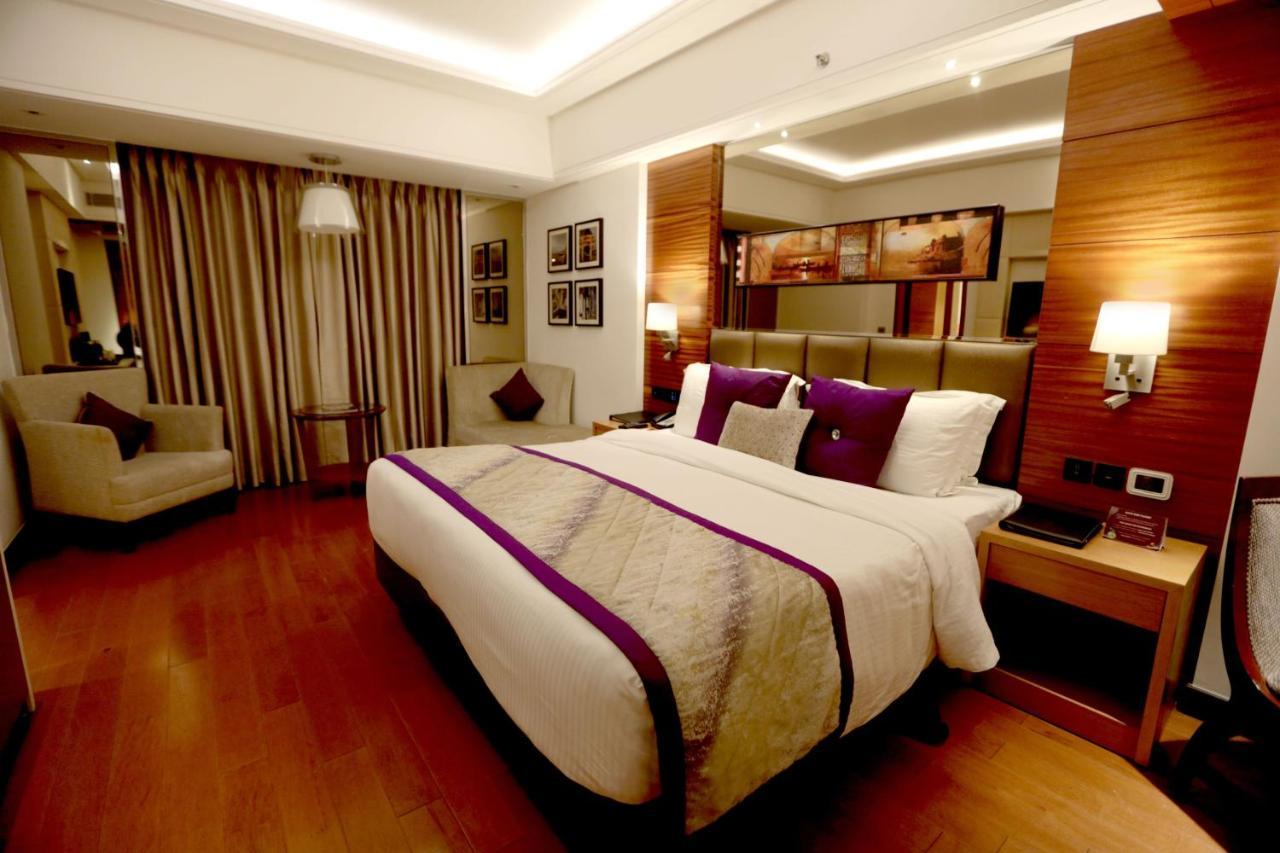 Hotel Madin Váránaszi Kültér fotó