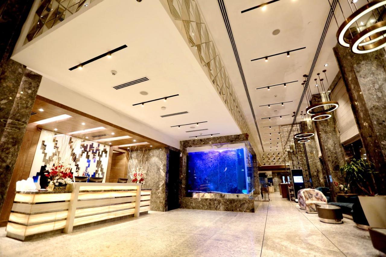 Hotel Madin Váránaszi Kültér fotó