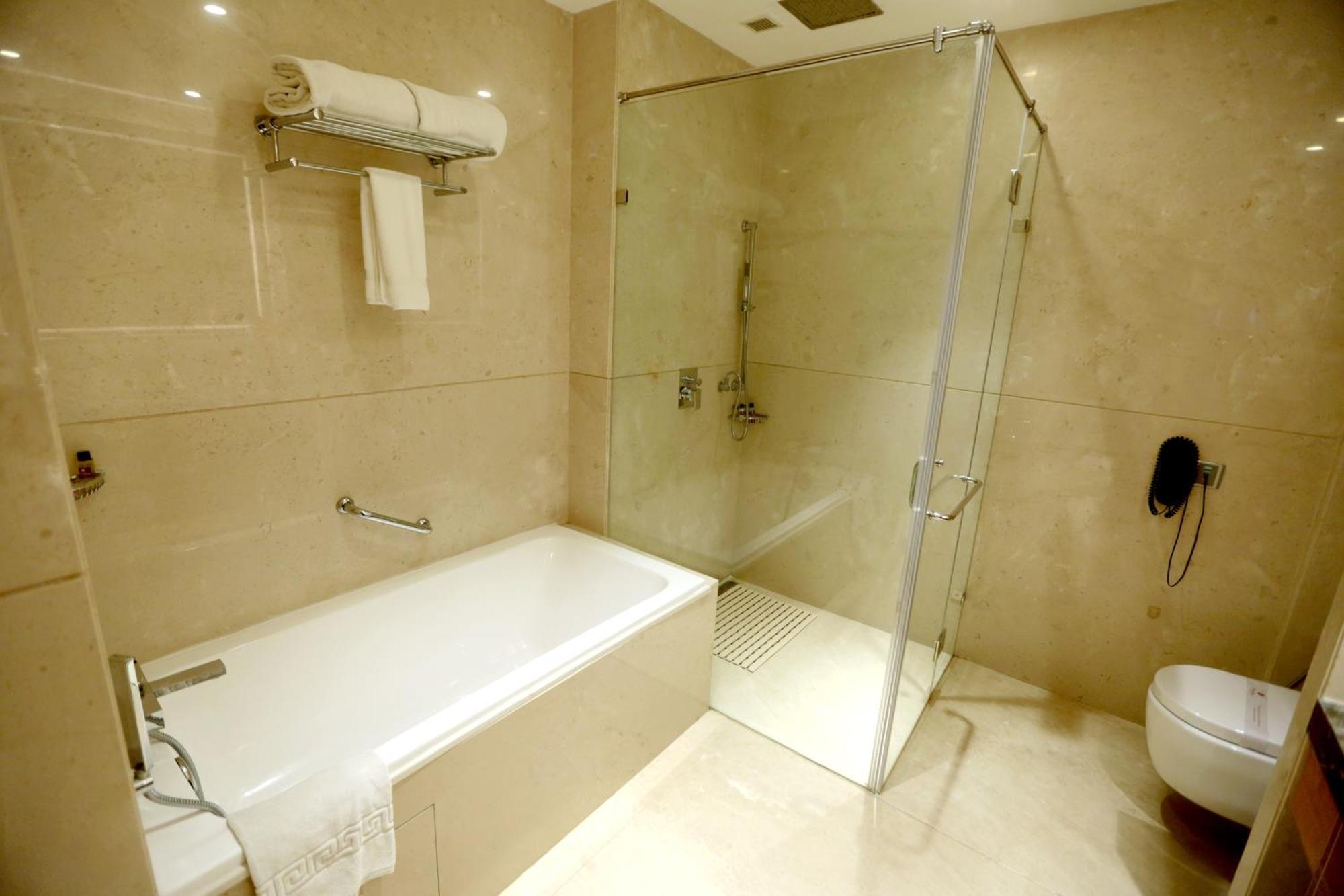 Hotel Madin Váránaszi Kültér fotó