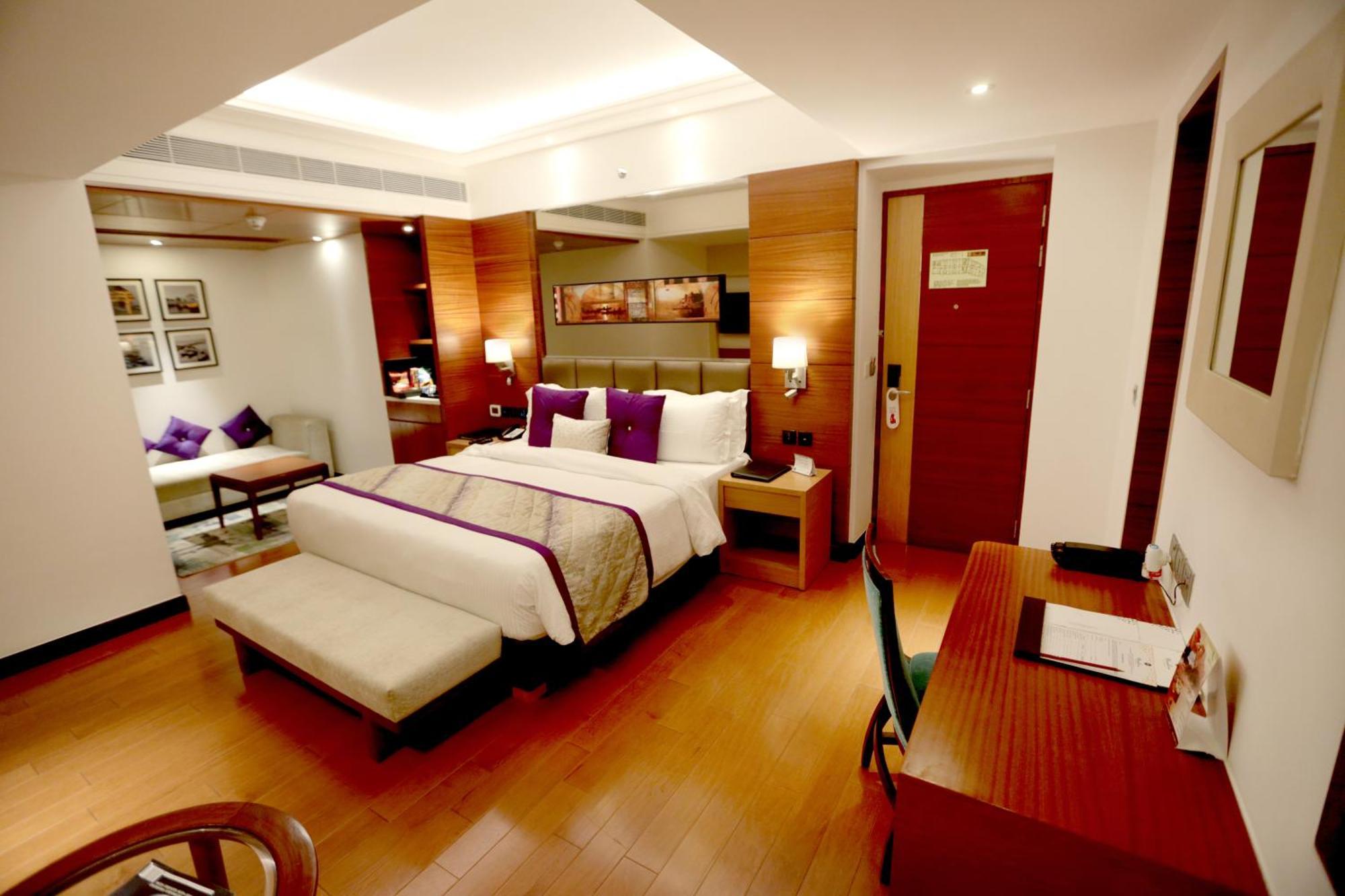 Hotel Madin Váránaszi Kültér fotó