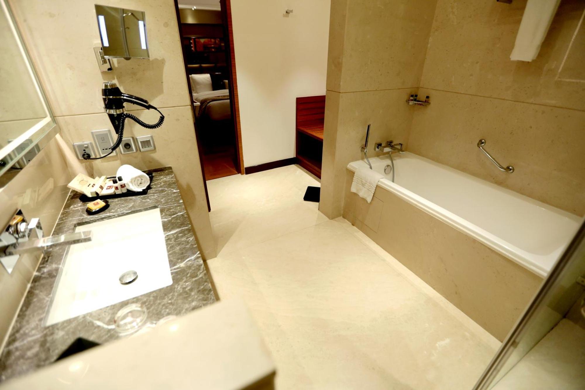 Hotel Madin Váránaszi Kültér fotó
