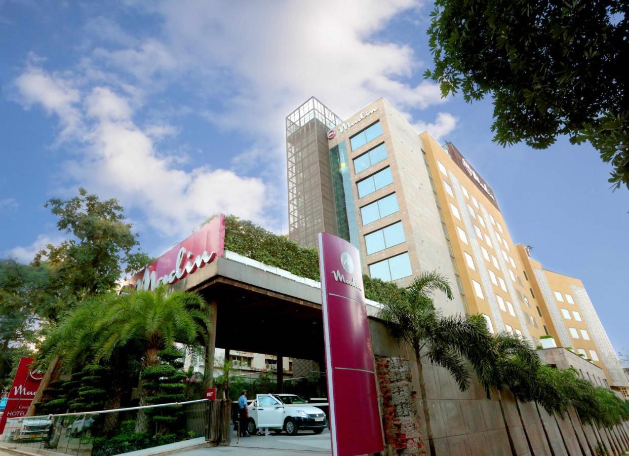 Hotel Madin Váránaszi Kültér fotó